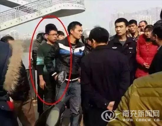 1月26日，记者见到了放寒假刚从学校回到南充的李奇，清瘦的他戴着一副眼镜，显得十分斯文。就读于江西理工大学经济管理学院金融专业的李奇今年念大四，原本默默无闻的他却因一周前在赣州市勇救落水女子后悄然离去，引发了赣州全市的搜寻，一条“全城寻找好人眼镜哥”的消息刷爆了当地人的朋友圈，李奇更是被称为“虔城(赣州别称)好男儿”。