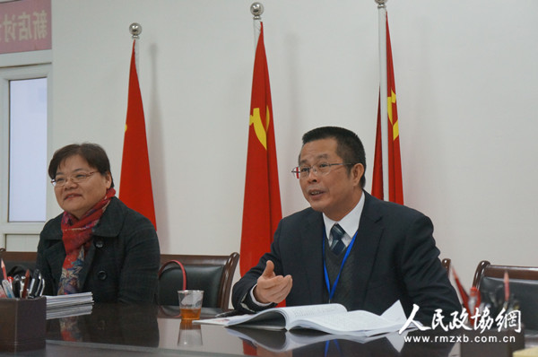 1月27日，在新店小组讨论会上，厦门市翔安区政协主席林进胜（右一）就法院加大执行力度、检察院进行预防职务犯罪警示教育等问题，与委员们进行深入交流。照宁 摄