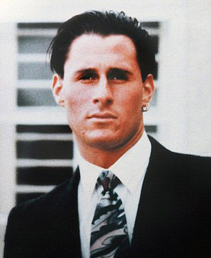 高曼死于血泊中。（网页截图）