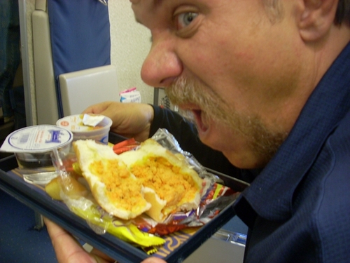 飞机餐难吃怪噪音