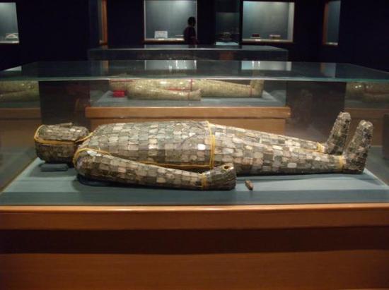 徐州博物馆的镇馆之宝——金缕玉衣。