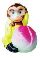 粉彩瓷又叫软彩瓷，为景德镇窑四大传统名瓷之一，是将釉上彩绘经低温烧成的彩绘方法。粉彩瓷器是清康熙晚期在五彩瓷基础上，受珐琅彩瓷制作工艺影响而创造的一种釉上彩新品种。这件瓷器摆件上的美猴王怀抱粉红色大寿桃，体现“猴桃瑞寿”之美意，尽显俗中有雅、拙中见美的意境。