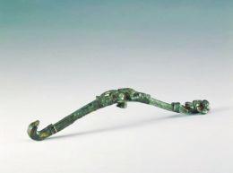 带钩长16.2cm，通体鎏金，用高浮雕手法呈现动物装饰。带钩前端为鸟首钩，后端装饰猴纹，猴腿一立一弯曲，双爪捧握食物。带钩正中饰有一只长耳卧兔，形态尤为生动。