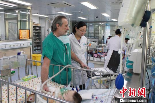意大利医学专家免费为中国患儿实施手术?！∥湮姆?摄