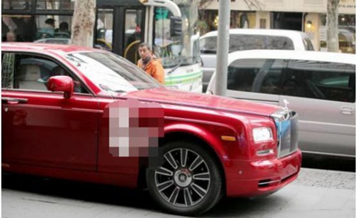 王思聪乘定制豪车参加聚会