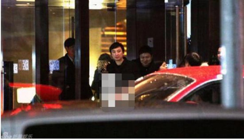 王思聪乘定制豪车参加聚会