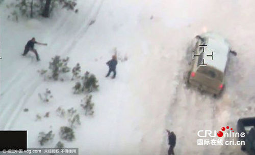 2016年1月28日，美国联邦调查局发布一名执法人员与极端民兵被击毙瞬间的视频。视频显示，该男子被击毙前将手伸向口袋。1月26日，美国联邦调查局特工和俄勒冈州警察在一条高速公路上截停一批极端民兵，以非法占据一处联邦政府野生动物?；で?，拘捕5名犯罪嫌疑人，另有一人在交火中被击毙。图片来源:Reuters/视觉中国