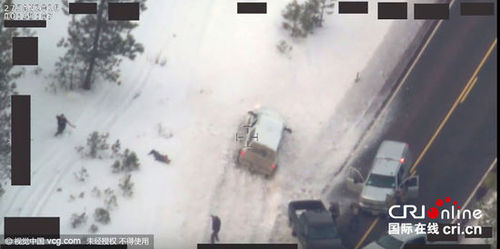 2016年1月28日，美国联邦调查局发布一名执法人员与极端民兵被击毙瞬间的视频。视频显示，该男子被击毙前将手伸向口袋。1月26日，美国联邦调查局特工和俄勒冈州警察在一条高速公路上截停一批极端民兵，以非法占据一处联邦政府野生动物?；で?，拘捕5名犯罪嫌疑人，另有一人在交火中被击毙。图片来源:Reuters/视觉中国