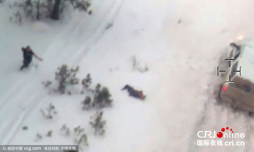 2016年1月28日，美国联邦调查局发布一名执法人员与极端民兵被击毙瞬间的视频。视频显示，该男子被击毙前将手伸向口袋。1月26日，美国联邦调查局特工和俄勒冈州警察在一条高速公路上截停一批极端民兵，以非法占据一处联邦政府野生动物?；で?，拘捕5名犯罪嫌疑人，另有一人在交火中被击毙。图片来源:Reuters/视觉中国