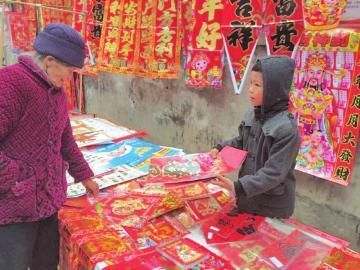 12岁男孩与爷爷摆摊卖挂历 心愿:妈妈再爱我一次 12岁男孩与爷爷摆摊卖挂历 心愿:妈妈再爱我一次