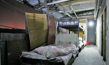 记者夜探民工“8元旅馆”:靠木板草席挡风1 记者夜探民工“8元旅馆”:靠木板草席挡风1