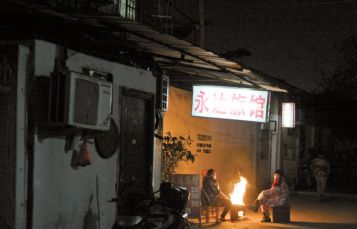 记者夜探民工“8元旅馆”:靠木板草席挡风2 记者夜探民工“8元旅馆”:靠木板草席挡风2