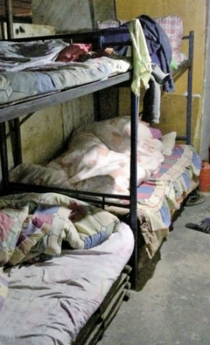 记者夜探民工“8元旅馆”:靠木板草席挡风3 记者夜探民工“8元旅馆”:靠木板草席挡风3