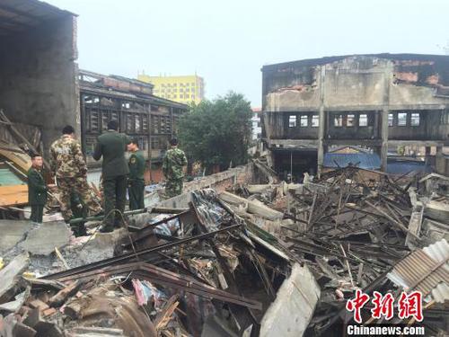 图为相关部门正在现场进行复勘。陈燕 摄