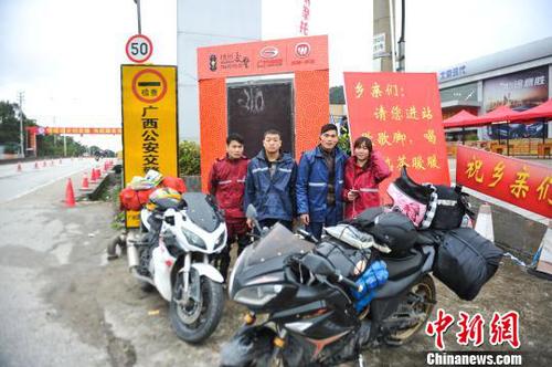 记者直击中国返乡摩托大军：裹挟在车流中的艰险夜行路