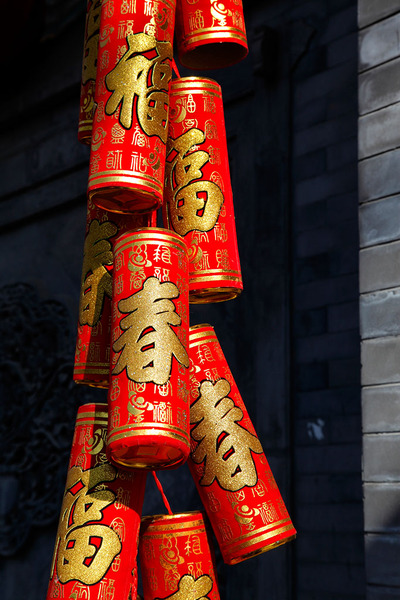 爆竹是春节的典型意象