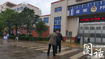 陈满与大哥握手