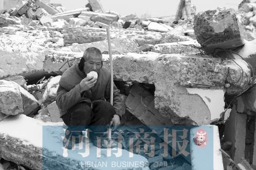 67岁老汉砸钢筋卖破烂还债：不能让人家过不好年