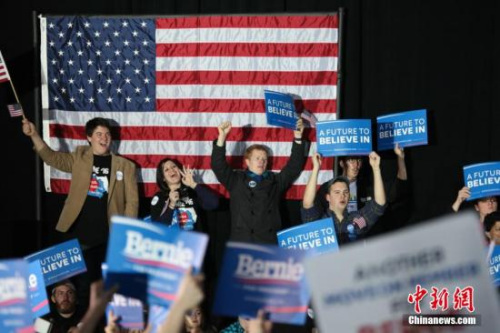 当地时间1月31日，距美国总统大选首站艾奥瓦州党团会议开始仅1天，民主党竞选人桑德斯在艾奥瓦州首府得梅因举行集会活动。图为大学生为桑德斯造势拉票。<a target='_blank' href='http://www.chinanews.com/'>中新社</a>记者 邓敏 摄