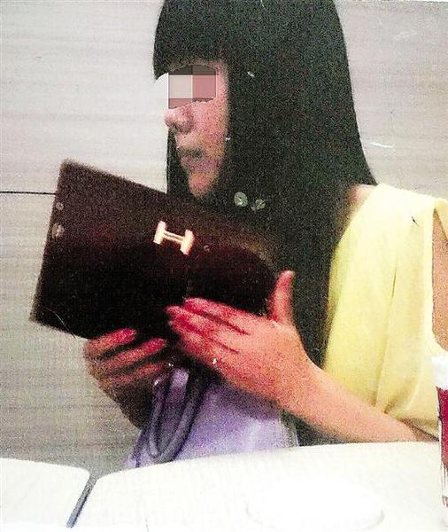 小王的女朋友小刘。