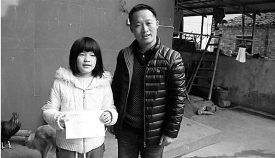 徐建新与杨思慧。尽管面对困难，徐校长仍然保持微笑，他希望教会学生要坚强乐观。