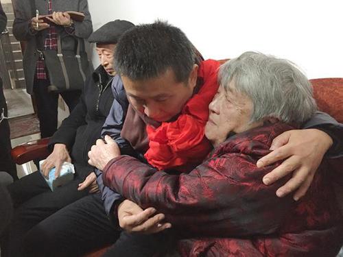 陈满结束23年冤狱 连夜回四川与父母相拥而泣