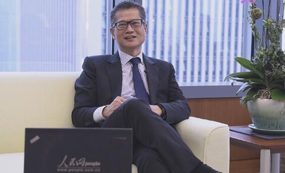 香港发展局局长陈茂波接受人民网专访（覃博雅、王子涵摄）