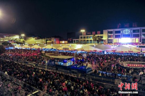 2月2日凌晨，广州火车站广场挤满了被滞留的旅客。 <a target='_blank' href='http://www.chinanews.com/'>中新社</a>记者 陈骥旻 摄