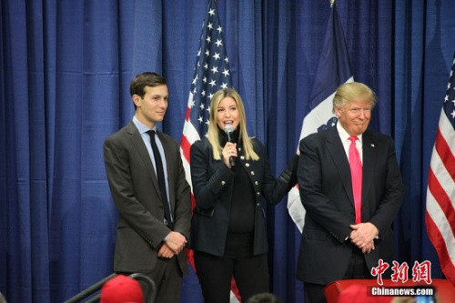当地时间1月31日，美国总统竞选人特朗普在美国大选首站艾奥瓦州康瑟尔布拉夫斯市一所中学校园举行拉票活动，他怀孕八个月的女儿伊凡卡（中）也来站台助选。<a target='_blank' href='http://www.chinanews.com/'>中新社</a>记者 邓敏 摄
