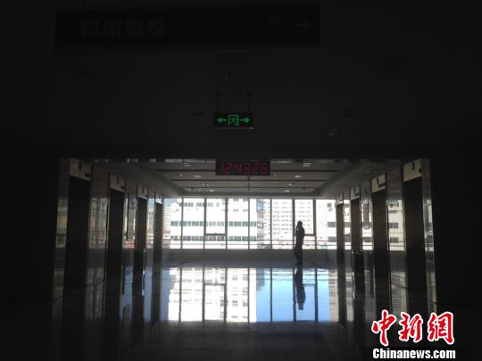 “全面两孩”落地满月探访不同年龄段的生养困惑