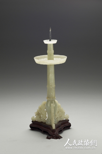 玉烛长调烛台 青玉所制，分为一大一小两个梅花盘，大盘内底镌刻篆书“玉烛长调乾隆年制”八字。