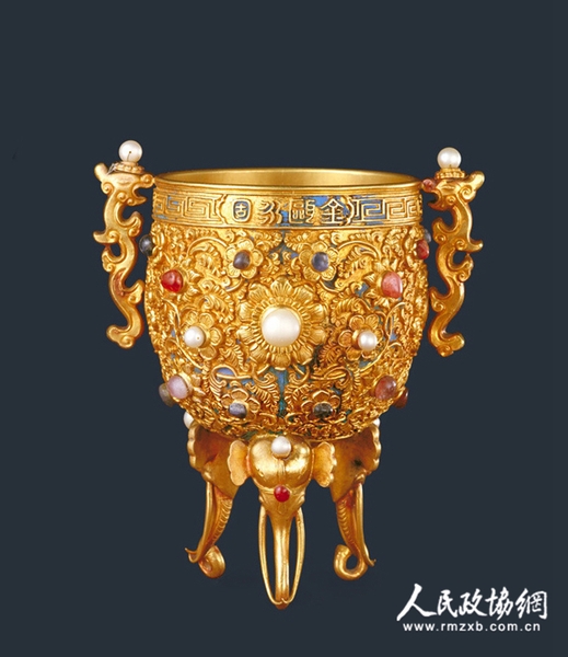 金瓯永固杯 杯金质，鼎式，圆形，直口?？谘伥苫匚埔恢埽幻嬷胁况勺椤敖痍庇拦獭?，一面錾“乾隆年制”四字款。