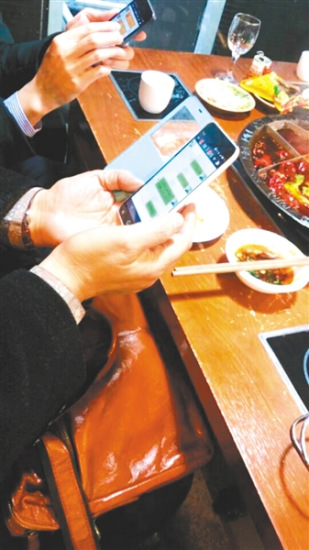 从晒模糊照到集五福：红包的文化内涵在变质？