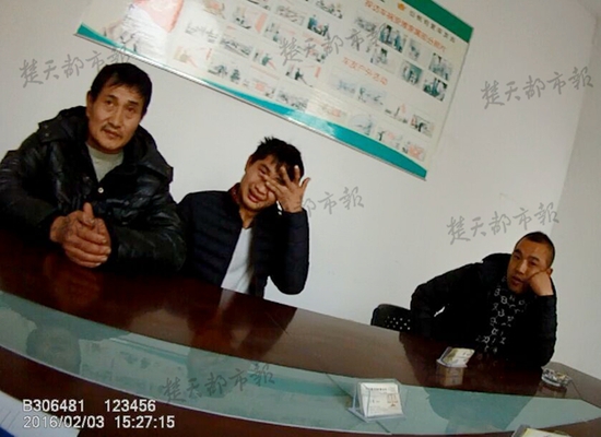 面包车上的年轻司机（中）吓哭了。右为宾利上的乘客