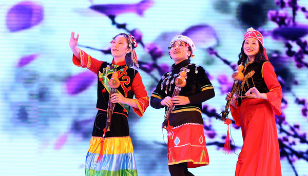 首届社区微春晚在北京市朝阳区安贞街道精彩亮相，将节目的精彩部分制作成小视频，上传到微信公众号，由全体居民经过投票决定出现在微春晚上的节目。