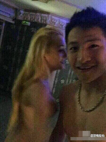 　杨笑天与穿着暴露的外国女郎亲密自拍。