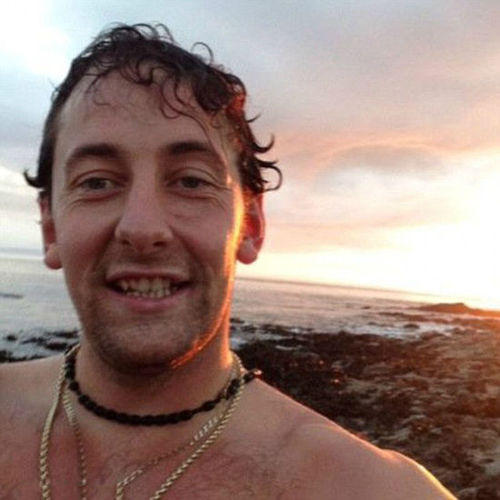 近日，英国一起男子吃汉堡噎死的案件进入了最终的死因裁定阶段，法庭将该起案件判为意外死亡。事件主人公是29岁的Darren