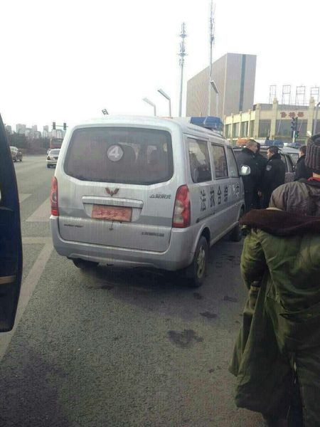 执法人员乘坐的面包车号牌被遮挡住了。