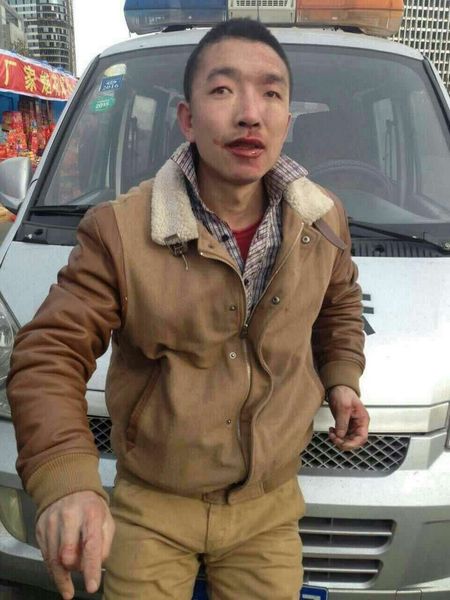 被打的黄衣男子。视频截图