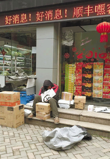 快递小哥累得坐台阶上睡着辛酸照片刷屏（图）