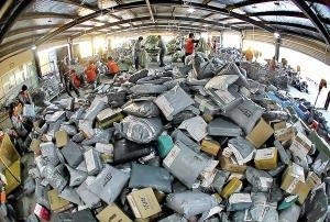 快递小哥累得坐台阶上睡着 辛酸照片刷屏(图)1