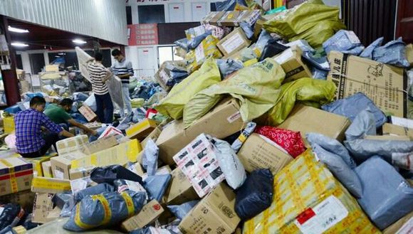 快递小哥累得坐台阶上睡着 辛酸照片刷屏(图)2