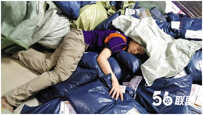 快递小哥累得坐台阶上睡着 辛酸照片刷屏(图)3