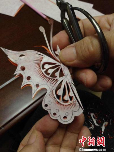 齐秀花现场为记者剪蝴蝶。　沙见龙 摄