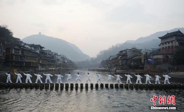 2月6日清晨，湖南凤凰县太极协会的太极拳爱好者们在凤凰古城的沱江边打起了太极，以此迎接即将到来的春节，呼吁大家健康养生。 杨华峰 摄3