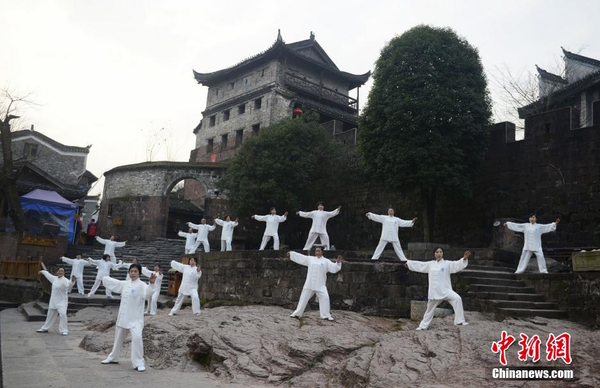 2月6日清晨，湖南凤凰县太极协会的太极拳爱好者们在凤凰古城的沱江边打起了太极，以此迎接即将到来的春节，呼吁大家健康养生。 杨华峰 摄4