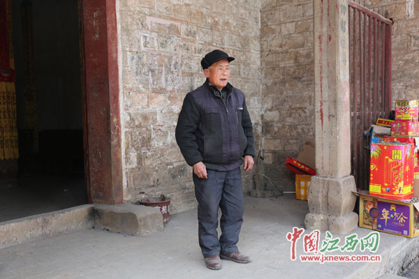 alt=为了实现父亲生前遗愿，曾会和在庙里一守就是十年