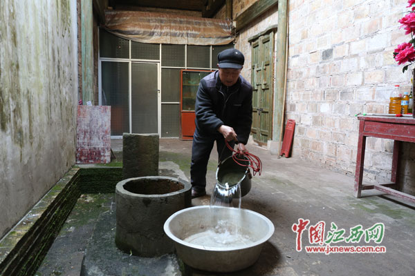 alt=老人每天早上起来后，就开始打水、洗脸、点油灯、抹神案······