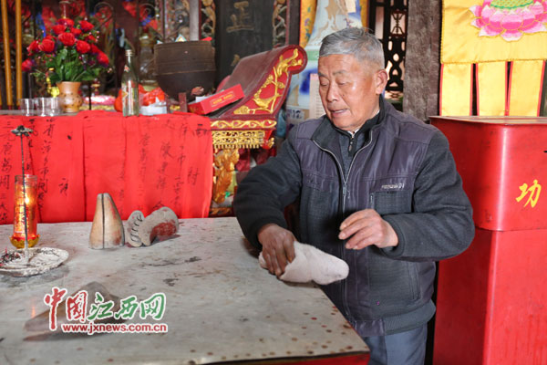 alt=老人每天早上起来后，就开始打水、洗脸、点油灯、抹神案······