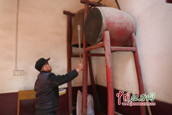 alt=每当有人朝拜完了放鞭炮，曾会和需要去敲一次钟和大鼓